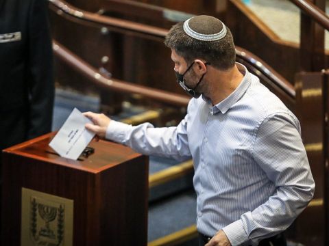 סמוטריץ' מצביע בבחירות לנשיאות [צילום: נועם מושקוביץ/דוברות הכנסת]