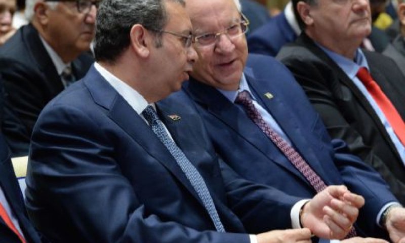 השניא ריבלין, השגריר עג'מי. פיוס וכבוד הדדי [צילום: מארק ניימן/ לע"מ]