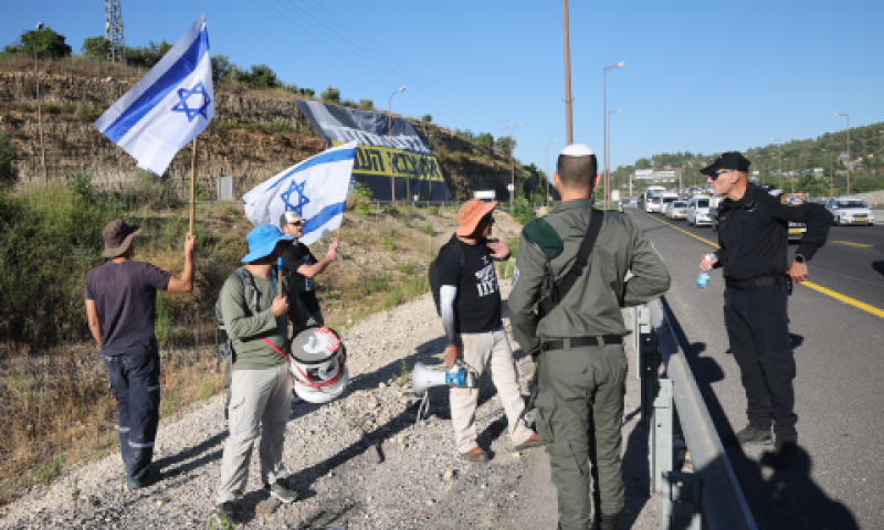 המשטרה פועלת לפינוי המפגינים [צילום: יונתן זינדל, פלאש 90]
