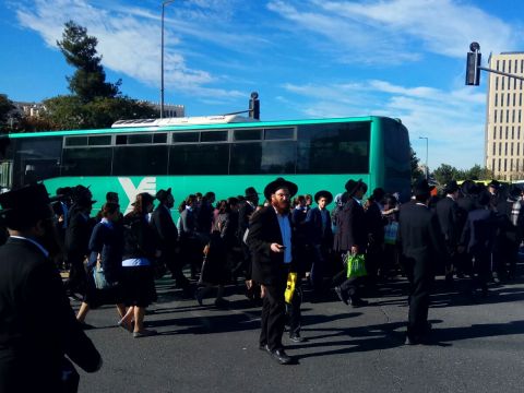 אוטובוסים ללוויה מירושלים [צילום: בועז בן-ארי]