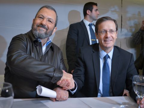 לחיצת יד אחרי שברק טען שהרצוג הוא לא אופוזיציה [צילום: פלאש 90]