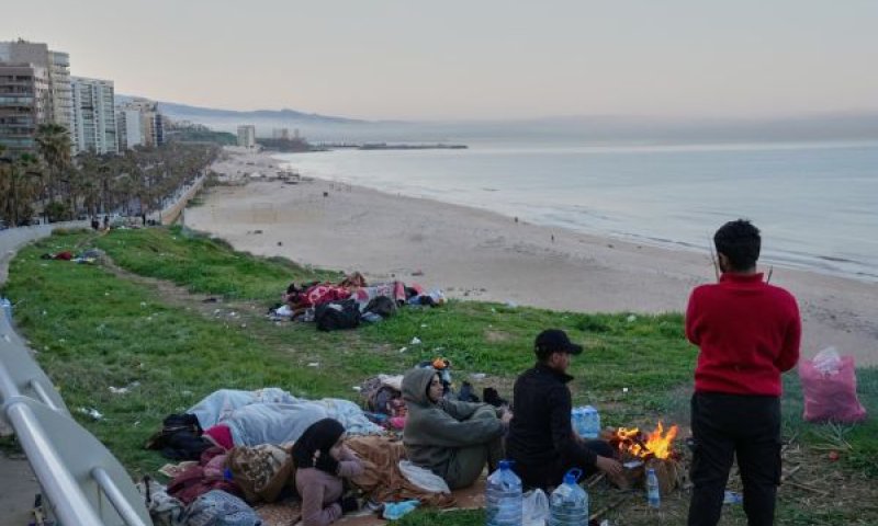 עקורים לבנונים בחוף ביירות [צילום: חוסיין מלא/AP]