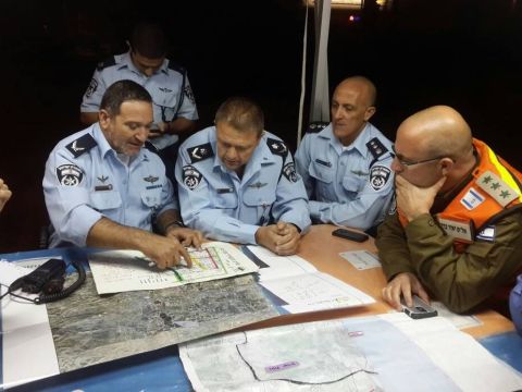 מפקד מחוז המרכז ניצב מוטי כהן מקבל תדרוך על אירוע הדליפה [צילום: משטרת ישראל]