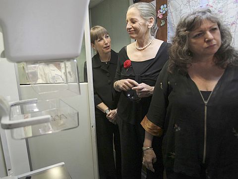 השרה לבנת, ח"כ אדטו ומירי זיו בניידת הממוגרפיה [צילום: פלאש 90]