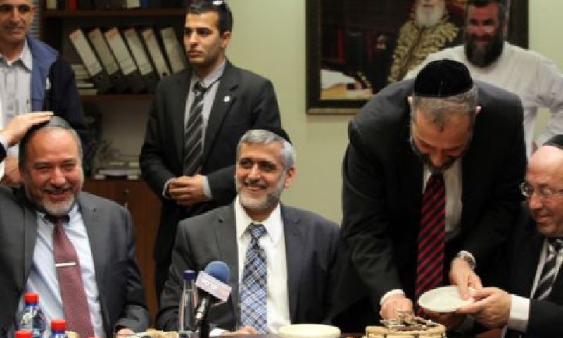 צמרת שס עם ליברמן. מחלקים תופינים [צילום: פלאש 90]