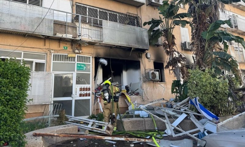 זירת הפיצוץ, הבוקר בפתח תקווה [צילום: עומר שפירא, כיבוי והצלה]