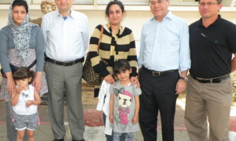 מימין: סיימון פישר, השר סילבן שלום, ד"ר יצחק ברלוביץ עם נשים וילדים מעירק [צילום: ברק נונא]