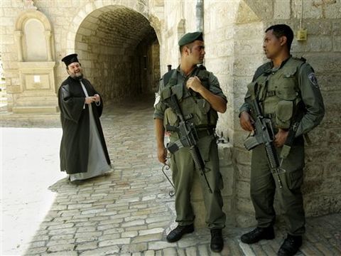 שוטרי מג"ב שומרים על הפטריאריכיה בי-ם [AP]