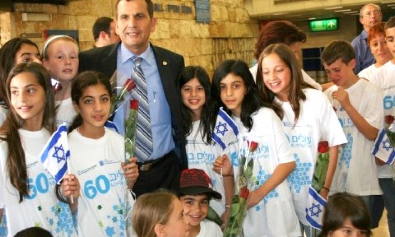 השר יעקב אדרי עם ילדים עולים [צילום: יצחק אלהרר/סקופ 80]