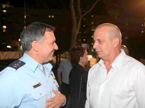 דיסקין עם המפכ"ל יוחנן דנינו