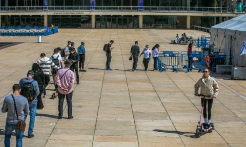 מתחם לבדיקת קורונה ברחבת הבימה בת"א [צילום: יוסי אלוני/פלאש 90]