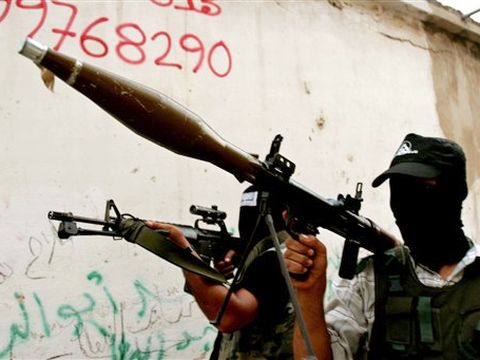מחבלים מכל הארגונים החלו לתפוס עמדות שונות ברצועת עזה. הארגונים הכריזו על כוננות עליונה והורו על הוצאת כל הנשק מהמחסנים.