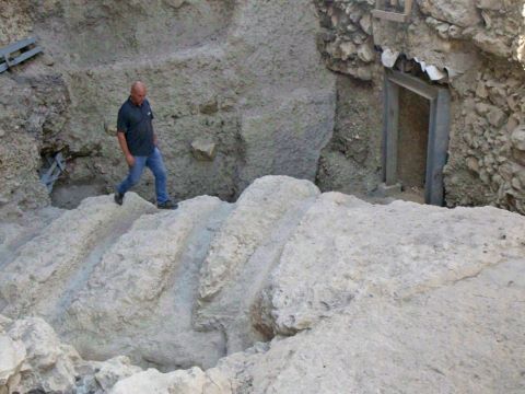 ד"ר יפתח שלו בתעלה הקדומה [צילום: אמיל אלגם, רשות העתיקות]