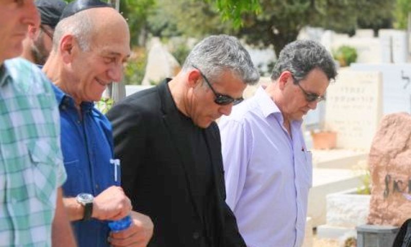 אולמרט ולפיד זה לצד זה בלוויה [צילום: פלאש 90]