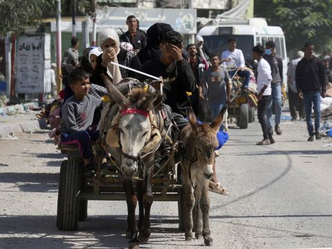 פלסטינים יוצאים מצפון הרצועה [חאתם מוסא, AP]