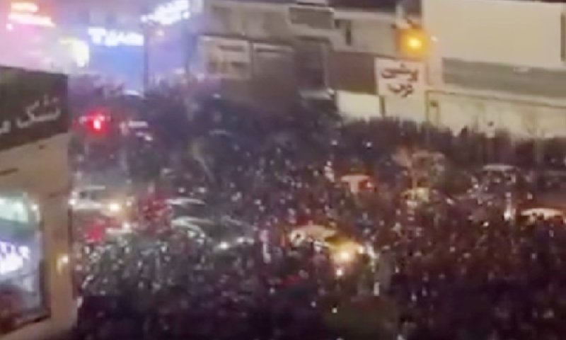ההמונים בטהרן, הערב [צילום: שימוש לפי סעיף 27א]