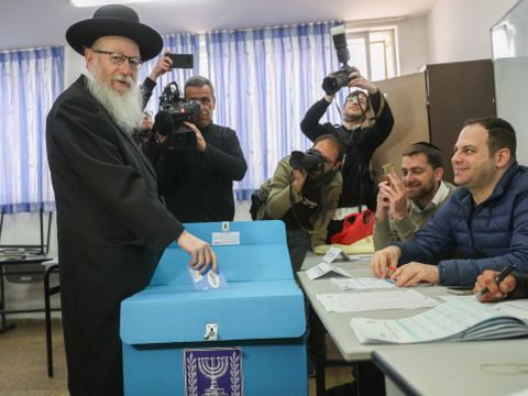 שר הבריאות יעקב ליצמן מצביע [צילום: יונתן זינדל/פלאש 90]
