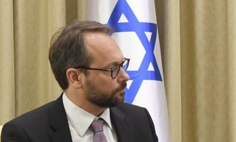 ז'ופרה. "שיחות פרטיות" [צילום: מארק ניימן/לע"מ]
