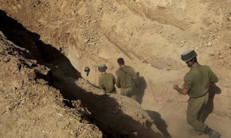 לוחמים בכניסה למנהרה [צילום: AP]