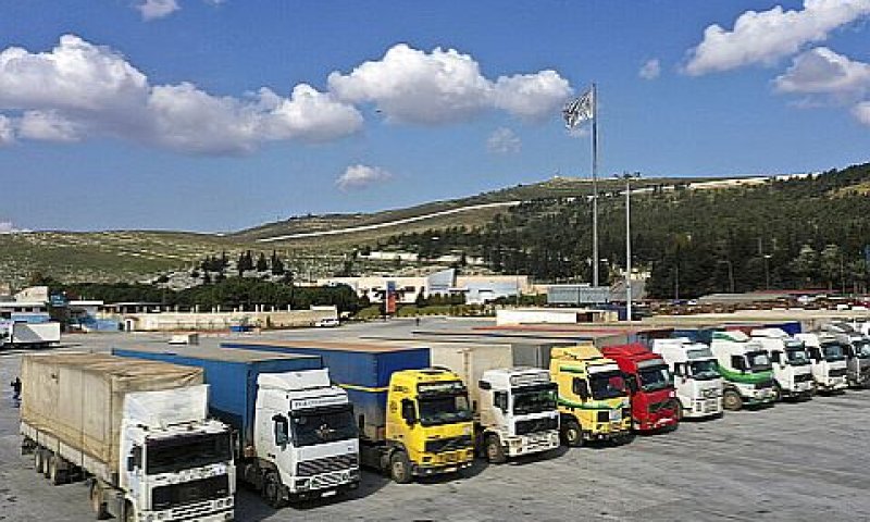 משאיות עם סיוע הומניטרי של האו"ם לסוריה במעבר הגבול באב אל-הווא [צילום: גאית' אלסייד/AP]