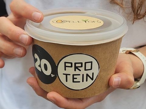 המוצר שפיתחו הסטודנטים- ProteinChick [צילום: שקד קטצלניק]