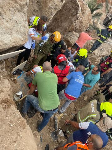 הפועל הלכוד מקבל טיפול מצוותי מגן דוד אדום במקביל לחילוץ [צילום: תיעוד מבצעי מד"א]
