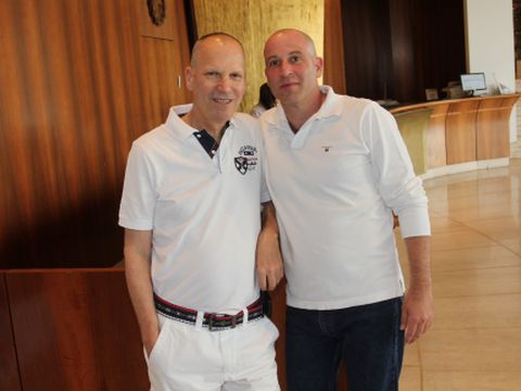 מימין: איל קשדן מנכ"ל השטיח המעופף עם ירון מילר, בעלי השטיח המעופף [צילום: אביב חופי]