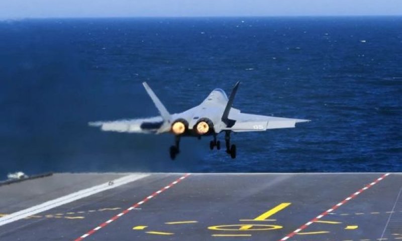 שיגור מטוס החמקן J-35 מנושאת המטוסים הסינית [צילום: רשת השידור הממלכתית של סין/CCTV]