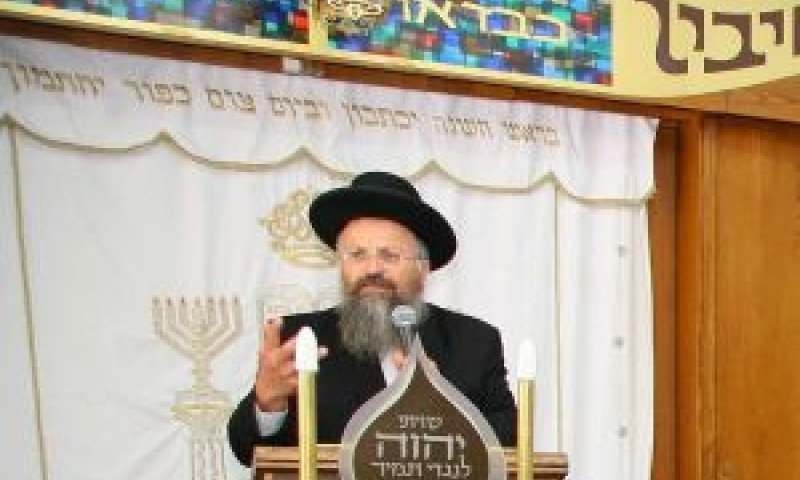 הרב שמואל אליהו. קריאות להדחתו [צילום: יח"צ]
