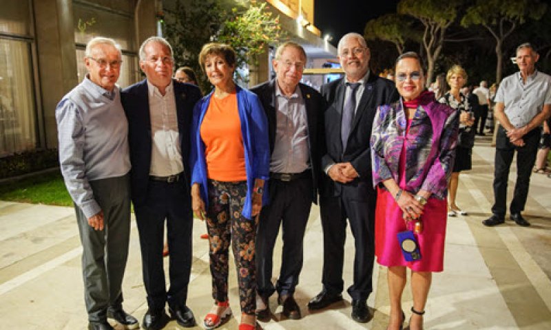 בתמונה : ד"ר אסתי גולן, פרופ' אורי סיון, פרופ' רפי ביאר, אנדי וולף, פרופ' מיקי הלברטל ולארי וולף [צילום: ניצן זוהר, דוברות הטכניון]