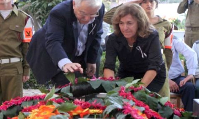 גלעדה דיאמנט ויאיר שמיר על קבר אביהם [צילום: פלאש 90]