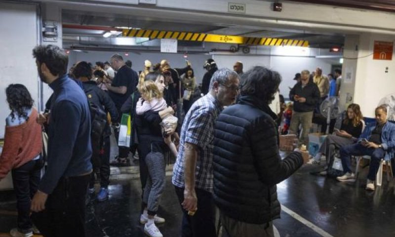 אזרחים מתמגנים בחניון בתל אביב [צילום: חיים גולדברג/פלאש 90]