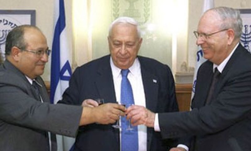 חילופי גברי בין הלוי לדגן. שרון במרכז [צילום: פלאש 90]