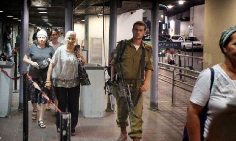 בידוק בכניסה לתחנה המרכזית [צילום: פלאש 90]