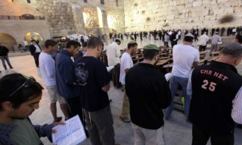 תפילה בכותל של בני נוער מהציונות הדתית בעניין פרשת הרב מרדכי אלון [פלאש 90]
