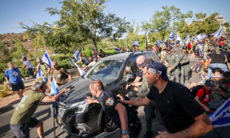 מונעים יציאה של השר לוין [צילום: יונתן זינדל/פלאש 90]