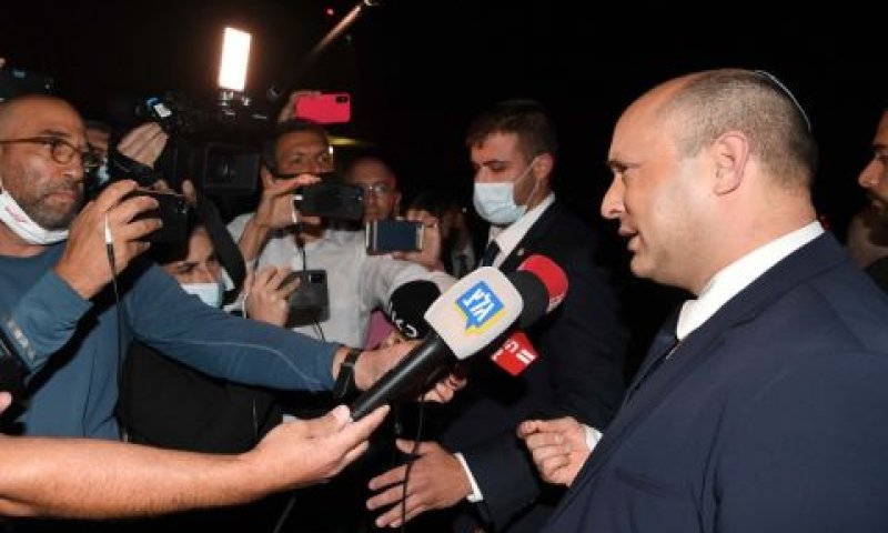 בנט בהצהרה לתקשורת טרם המראתו מניו יורק [צילום: אבי אוחיון / לע"מ]