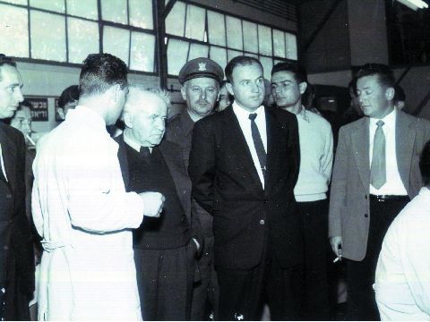 שווימר בצעירותו לצד בן-גוריון [צילום: באדיבות התעשייה האווירית לישראל]]