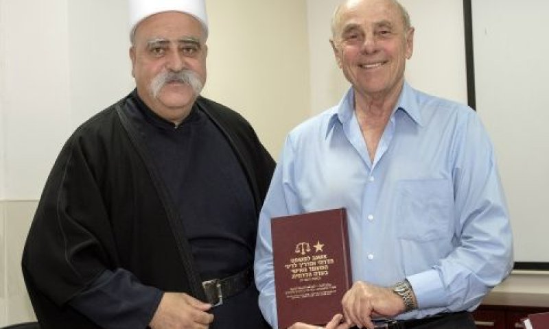 השיח מואפק טריף מעניק ספר ייחודי לנשיא המרכז האקדמי כרמל [צילום: המרכז האקדמי כרמל]