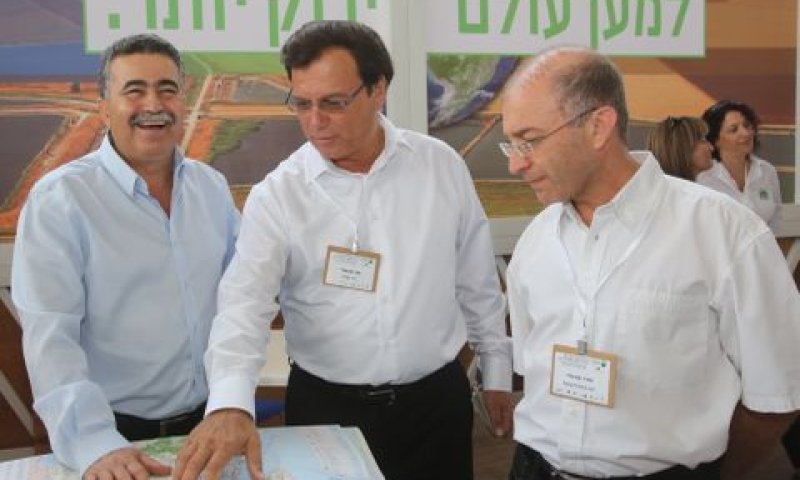 מנכ"ל קק"ל, יור קק"ל והשר להגנת הסביבה בכינוס בנייה ירוקה [צילום: יוסי זמיר]