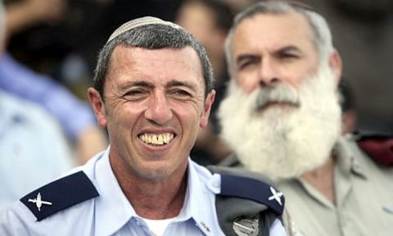 הרב הצבאי לשעבר אביחי רונצקי והרב הצבאי הנוכחי רפי פרץ. שניהם משקיפים. לאחרון סיכוי להיות חבר מן המניין [צילום: פלאש 90]