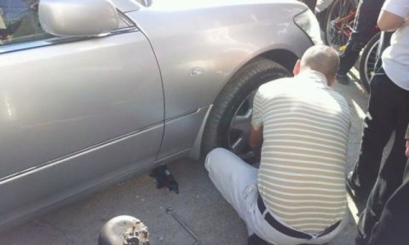 הצמיג שנוקר [צילום: שמואל בן ישי/סוכנות הידיעות חדשות 24]