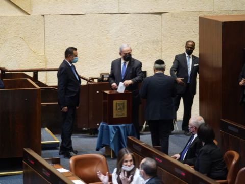 נתניהו מצביע במליאת הכנסת [צילום: דוברות הכנסת]