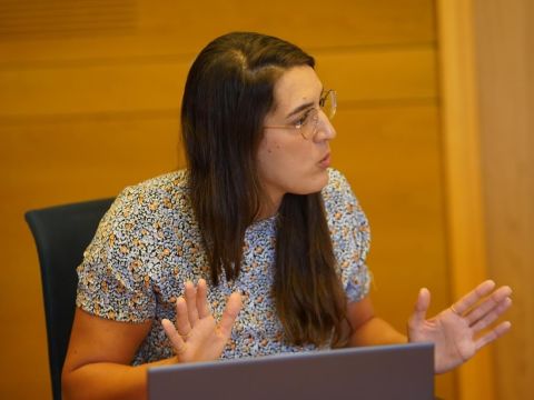 עו"ד ועו"ס לירון אשל, מנהלת מרכז ליווי נפגעי עבירה וראש תחום ילדים בסיכון במועצה לשלום הילד [צילום: דני שם-טוב/דוברות הכנסת]