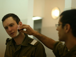 שלב א' - לוקחים חומר לטקס להדבקה ומורחים על צד הפנים:
