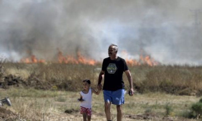 ישראלי ובנו בחבל לכיש [צילום: גילי יערי/פלאש 90]
