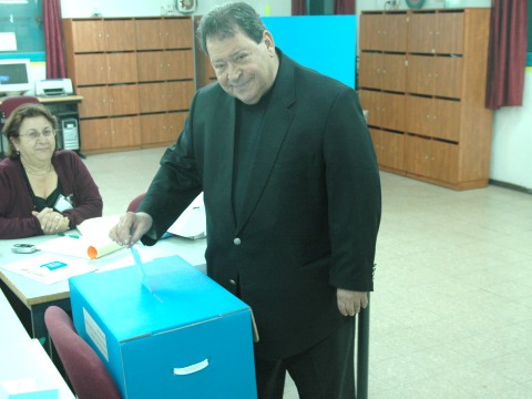 שר התשתיות, בנימין בן אליעזר, מצביע בקלפי בראשון לציון