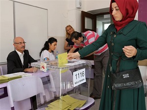 מצביעה בקלפי [צילום: AP]