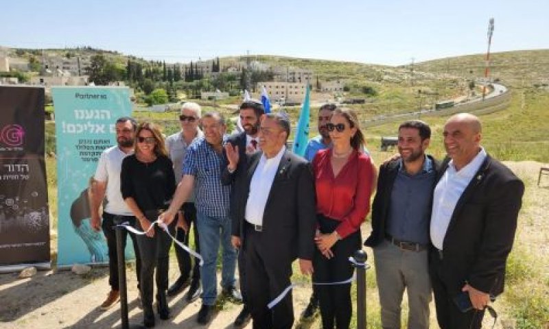 הצבת האנטנה הסלולרית בשכונת הר חומה [צילום: משרד התקשורת]