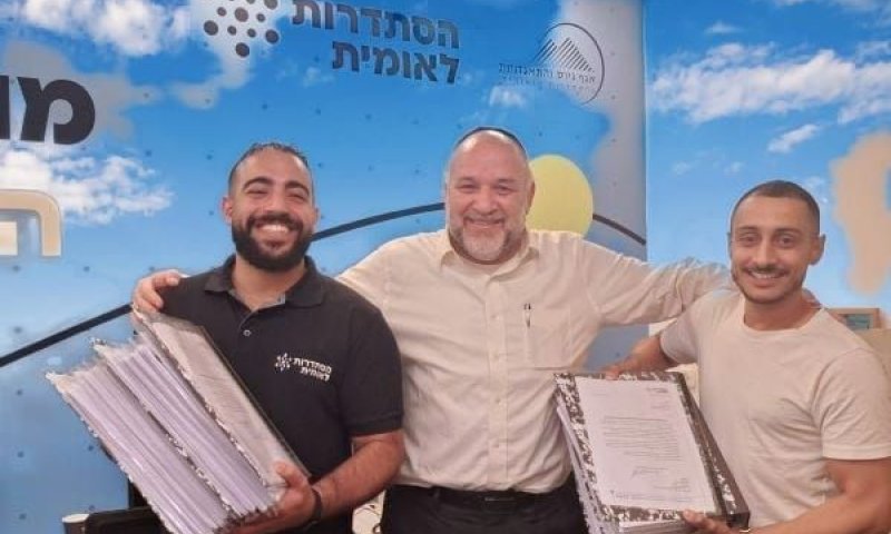 נציגי וועד הפעולה מגישים את הטפסים עם החתימות ליו"ר ארגון הנהגים ישראל גנון (במרכז)